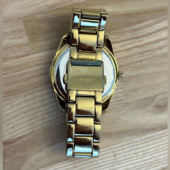 Guess Ladies Watch Crystals Gold Tone Bracelet Pearl Dial Quartz Day Date Dials - Picture 8 of 9